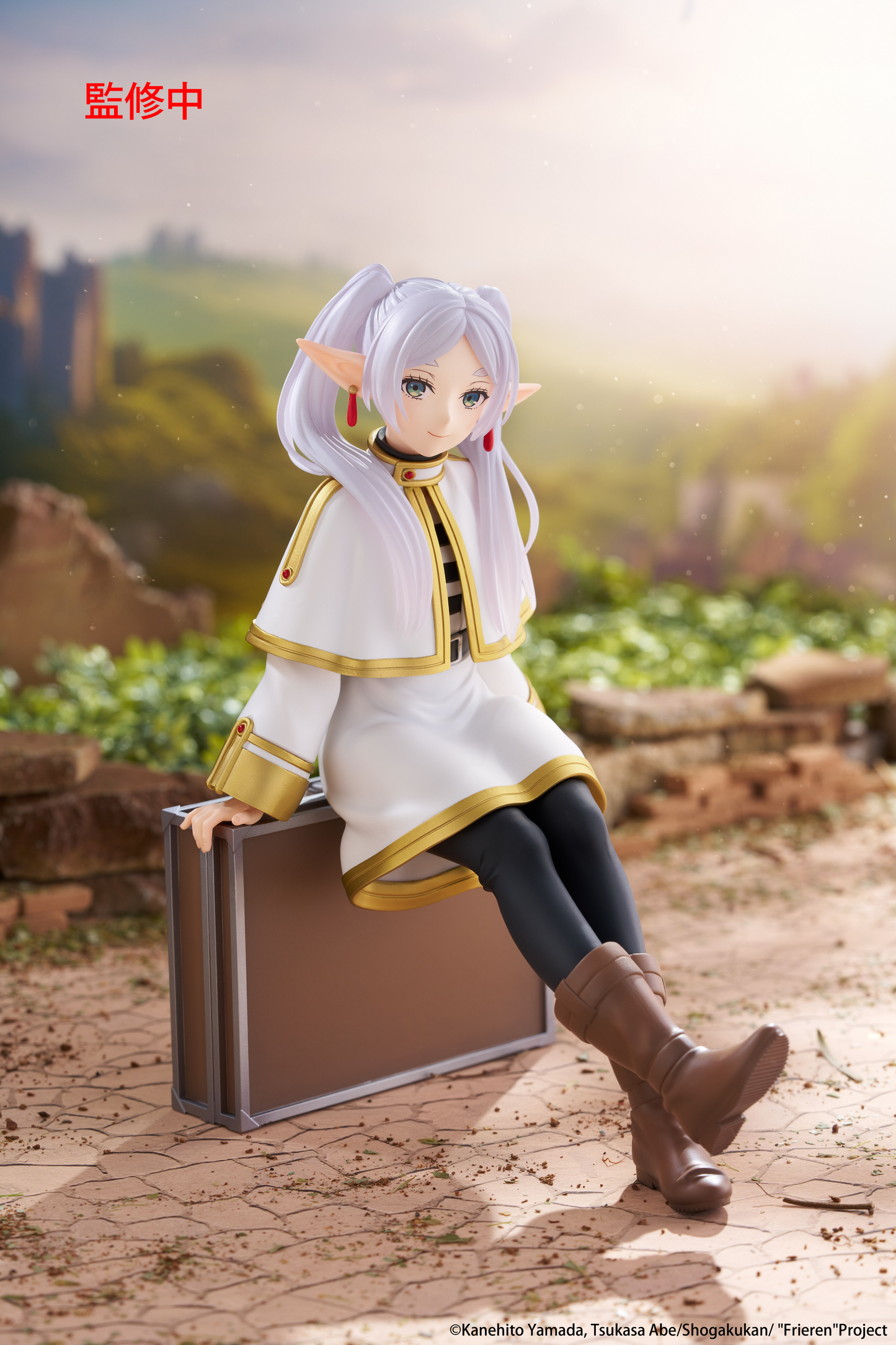 (Pre-Order) Frieren: Beyond Journey's End - Desktop Cute Prize Figure - Frieren (Trunk Case Ver.)