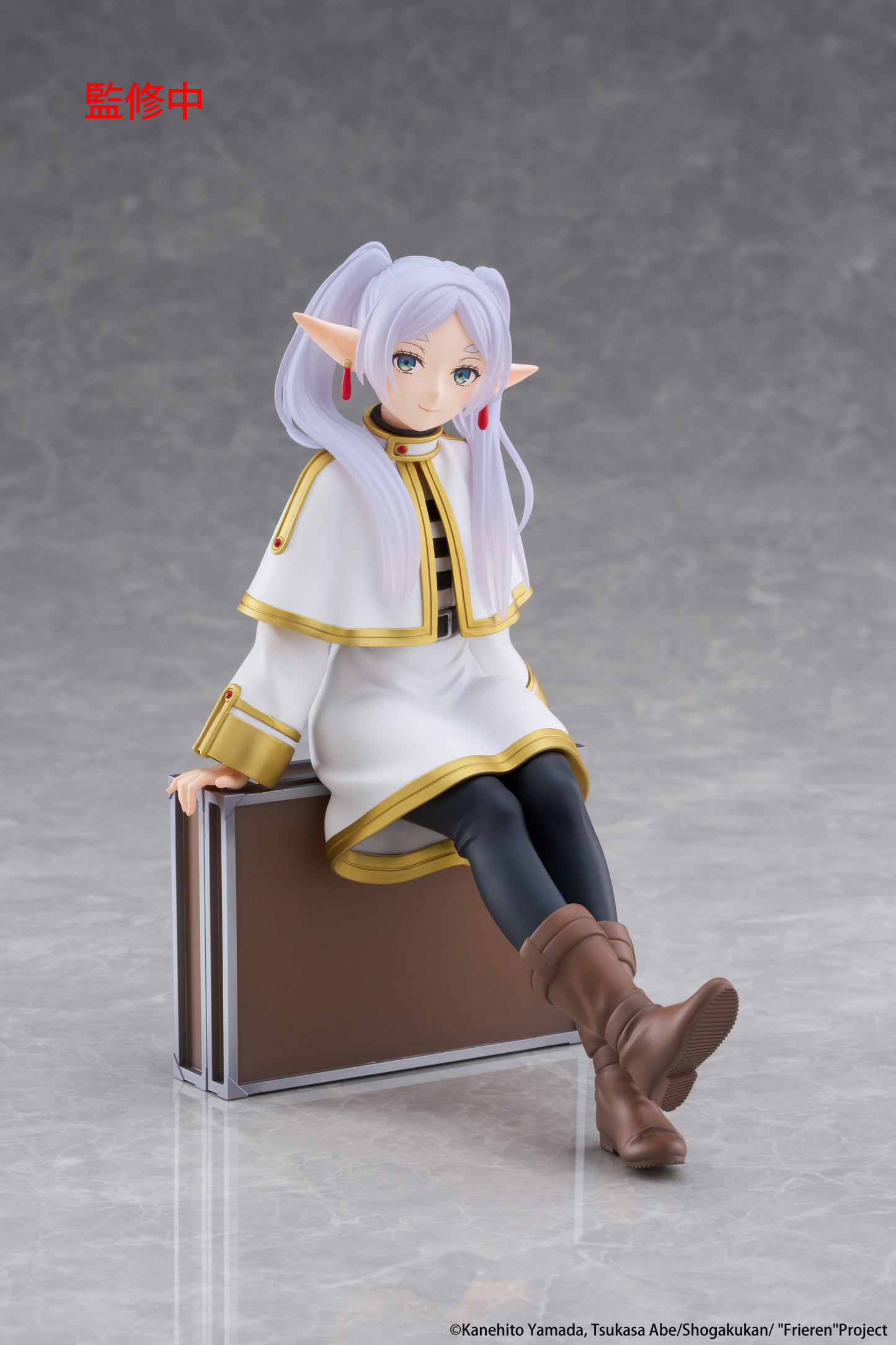 (Pre-Order) Frieren: Beyond Journey's End - Desktop Cute Prize Figure - Frieren (Trunk Case Ver.)