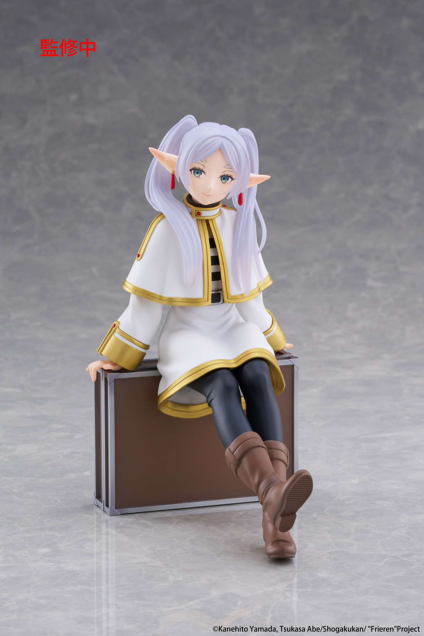 (Pre-Order) Frieren: Beyond Journey's End - Desktop Cute Prize Figure - Frieren (Trunk Case Ver.)