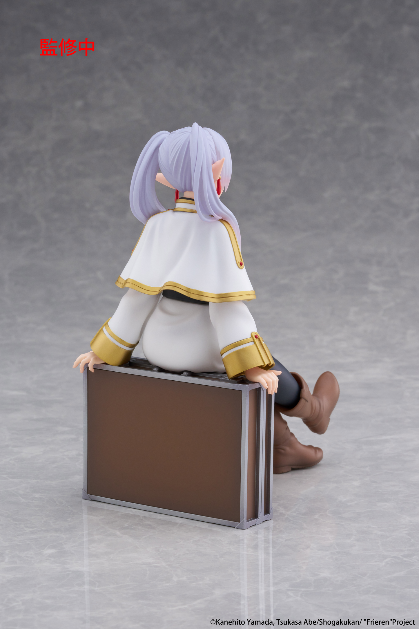 (Pre-Order) Frieren: Beyond Journey's End - Desktop Cute Prize Figure - Frieren (Trunk Case Ver.)