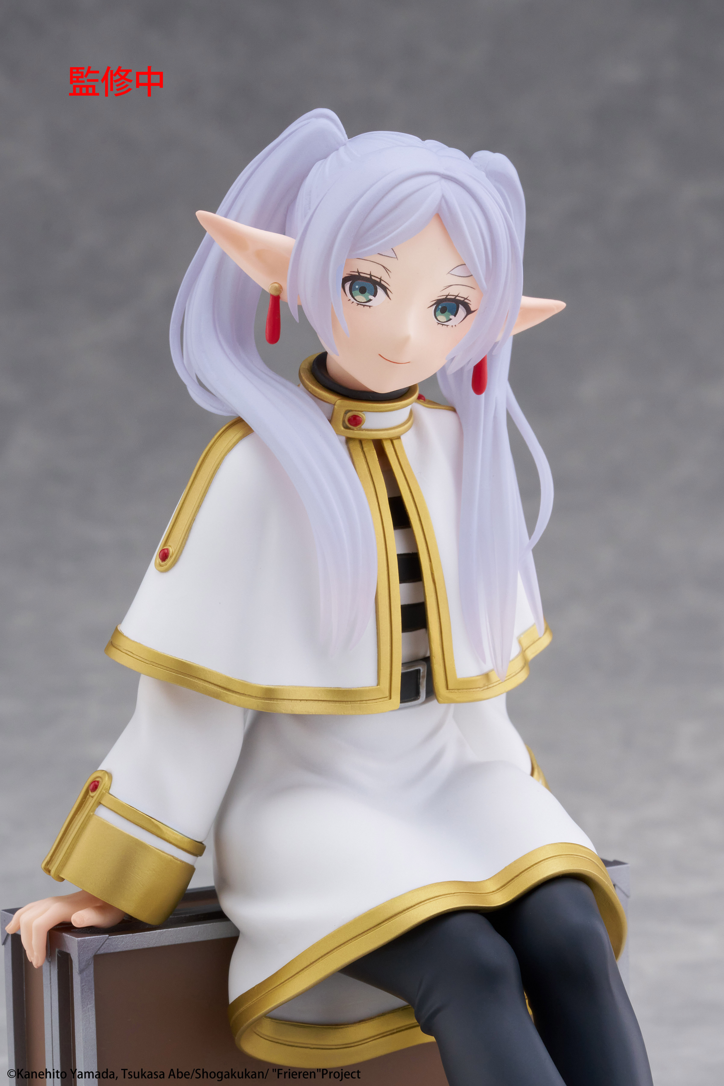 (Pre-Order) Frieren: Beyond Journey's End - Desktop Cute Prize Figure - Frieren (Trunk Case Ver.)