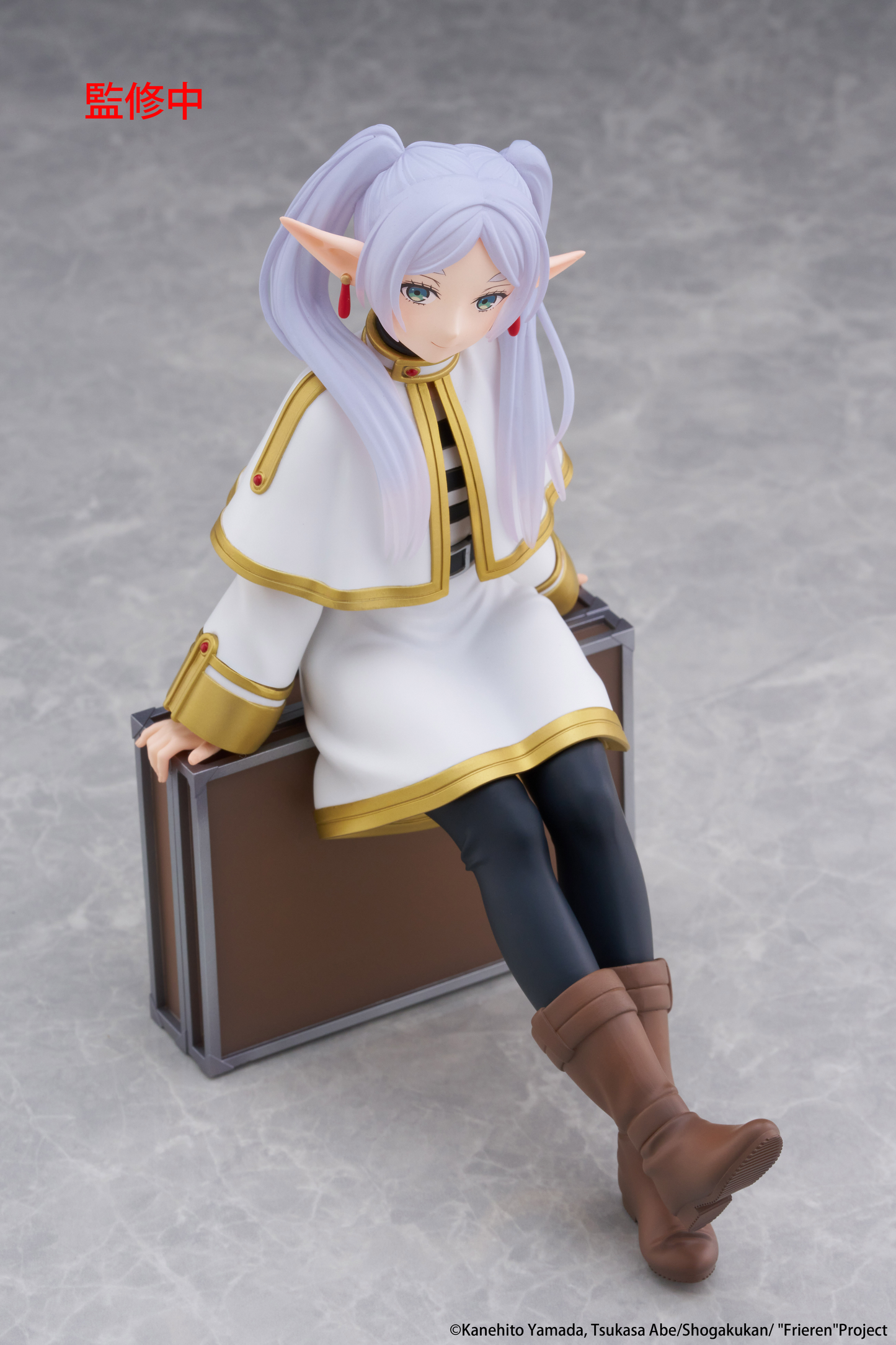 (Pre-Order) Frieren: Beyond Journey's End - Desktop Cute Prize Figure - Frieren (Trunk Case Ver.)