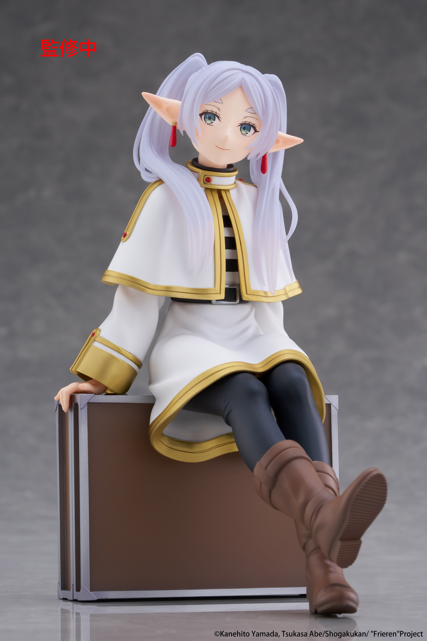 (Pre-Order) Frieren: Beyond Journey's End - Desktop Cute Prize Figure - Frieren (Trunk Case Ver.)